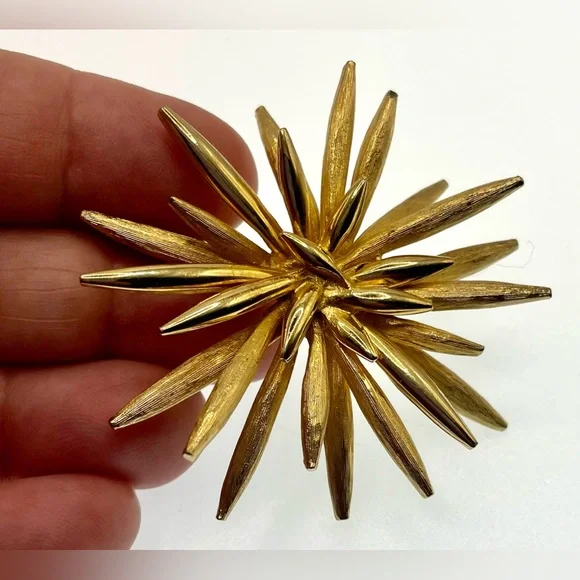 Vintage 50s Signed Boucher Gold Tone Textured Polished Starburst Brooch Pin MCM - Picture 3 of 11